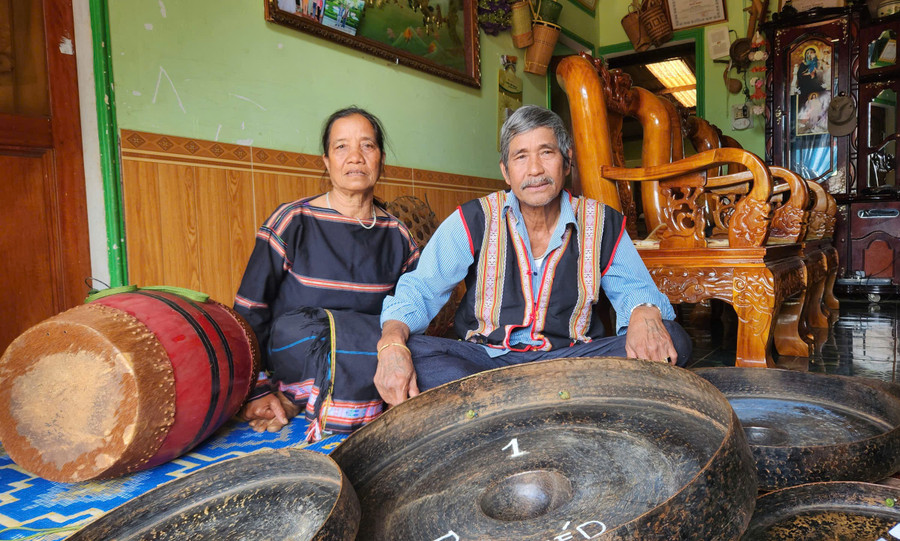 Artisan Ksor Kol and his wife tirelessly teach the gong to the village youth. Photo: Ngọc Sang z6942894133282-9c276a5cf74b84a2df497efd5f8c359c.jpg