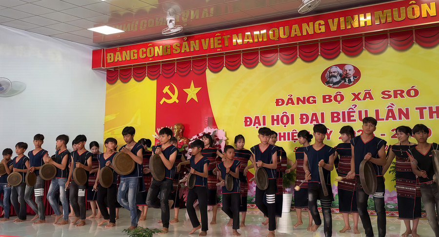 The "Little Gong Ensemble" of Kươk village performing at the 1st Sró Commune Party Congress, 2025-2030 term. Photo: Minh Chí anh-3.jpg