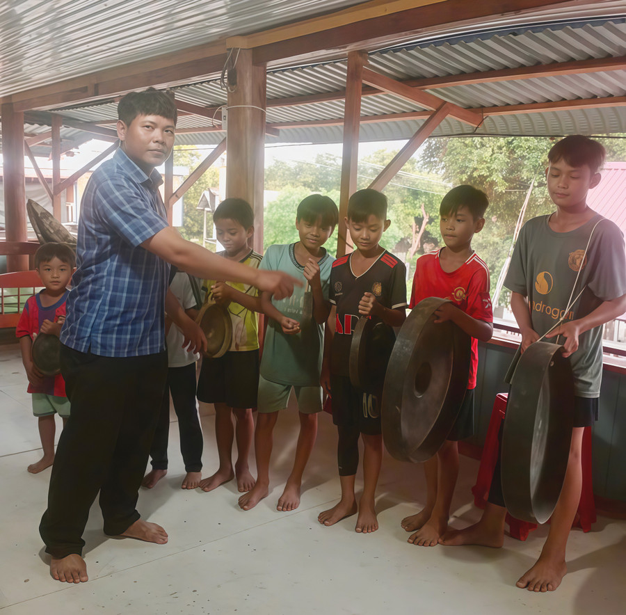 Đinh Pít patiently instructs the village youth in every gong rhythm. Photo: NVCC anh-2.jpg