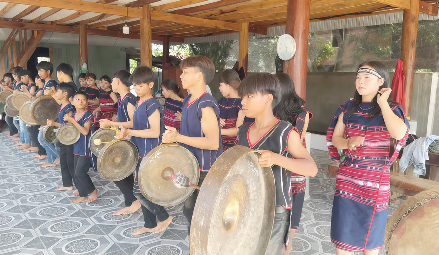 The "Little Gong Ensemble" of Kươk village (Sró commune, Gia Lai province) during a practice session. Photo: Minh Chí anh-1.jpg
