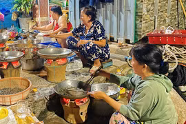 Women of Nhon Chau Island spend sleepless nights cooking for flood victims