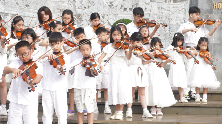 The children passionately playing the violin, harmonizing with the melody of the ensemble. Photo: Chu Hang dsc05941.jpg