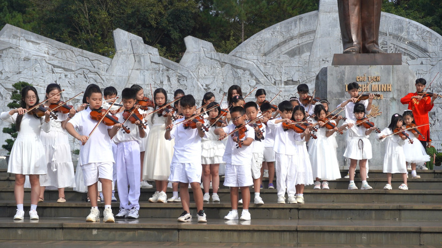Twenty-nine violin students focused on their performance. Photo: Chu Hang he.jpg