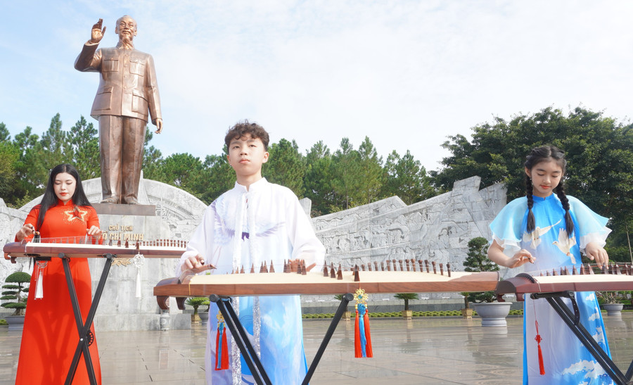 Standing in the middle of Dai Doan Ket Square, beneath the statue of President Ho Chi Minh and the peoples of the Central Highlands, everyone radiates pride. Photo: Chu Hang ad.jpg