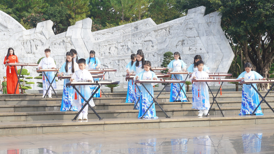 Fourteen dan tranh members from Quynh Music House participated in the music video. Photo: Chu Hang dsc05888.jpg