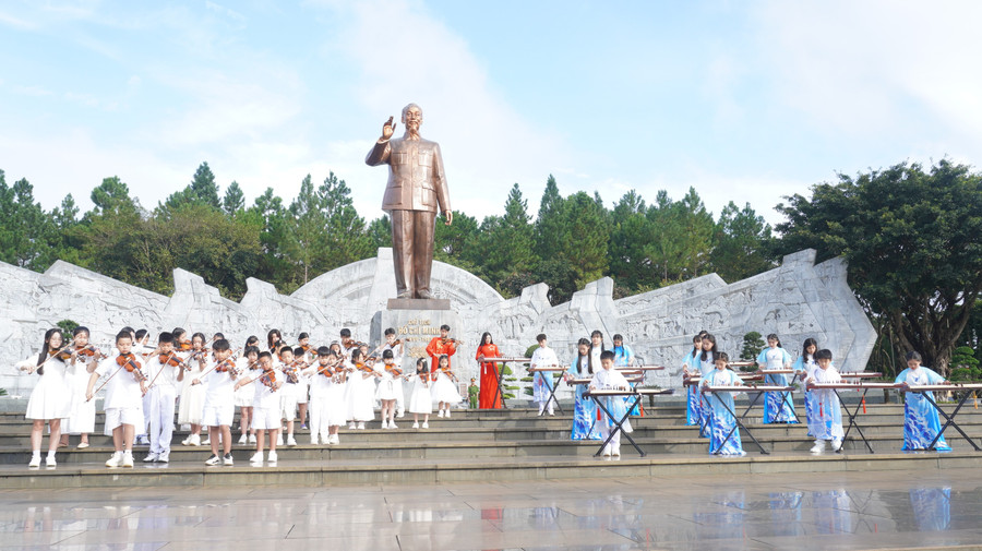 An overview of the music video recording session for “Continuing the Story of Peace” with the students. Photo: Chu Hang dsc05873.jpg