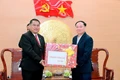Secretary of the Gia Lai Provincial Party Committee presents gifts to leaders of Sekong Province.