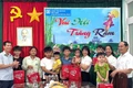 Vice Chairwoman of the Provincial People's Committee Nguyễn Thị Thanh Lịch presents gifts to children at SOS Children's Village Quy Nhơn.