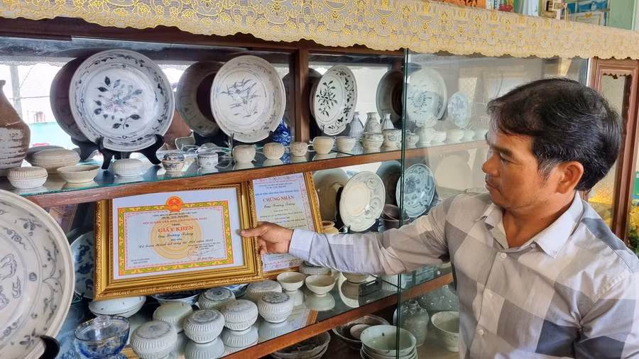 Artifacts displayed alongside seashells in a fisherman’s home in Châu Thuận Biển. Photo: Nguyễn Ngọc