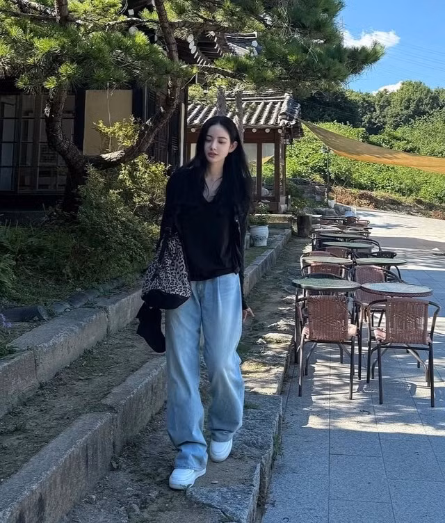 White sneakers and wide-leg jeans are practically a "power duo" that every fashion enthusiast has tried at least once.