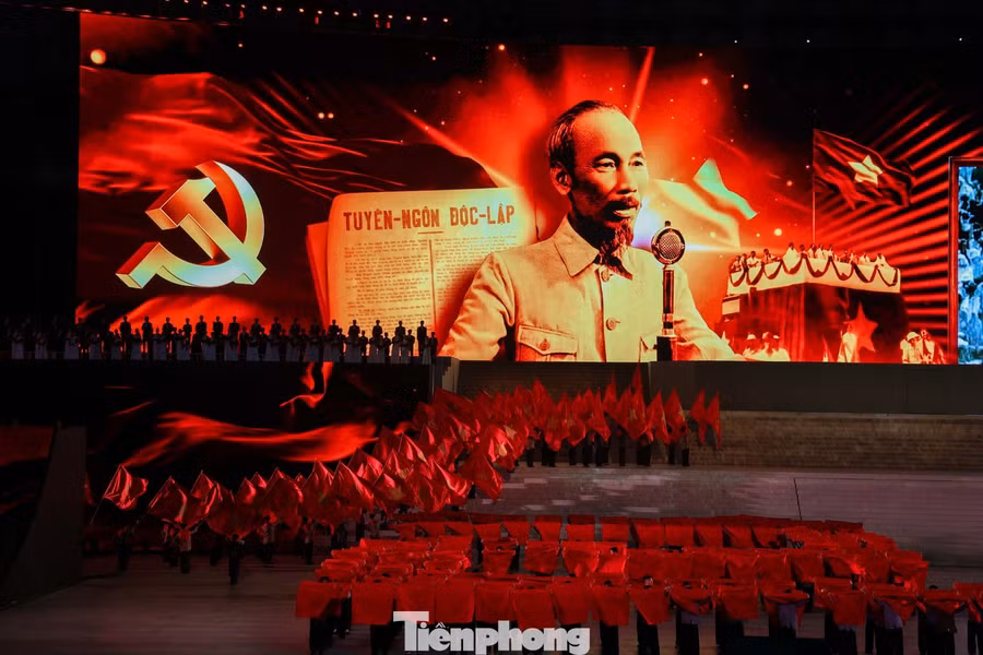 The event was jointly hosted by the Hanoi Party Committee, the People's Council, the People's Committee, and the Vietnam Fatherland Front Committee of Hanoi, in collaboration with the Central Commission for Propaganda and Education, the Central Commission for Mass Mobilization, and Vietnam Television.