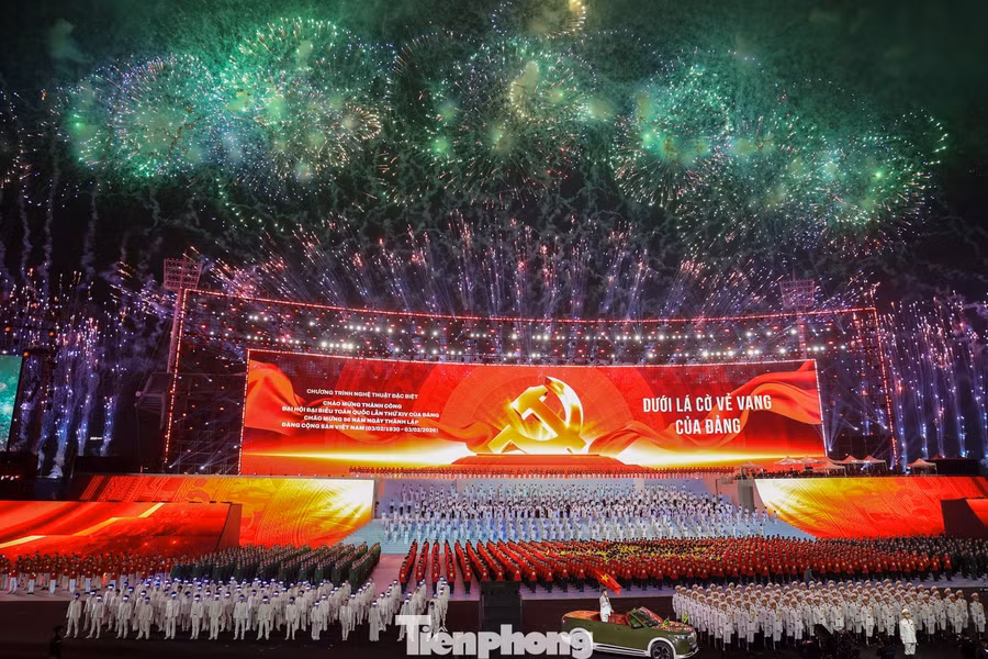 A special highlight of the program was a high-altitude fireworks display lasting about 15 minutes at the My Dinh area. Against a backdrop of stirring music, the capital’s sky lit up in vibrant colors, concluding the rehearsal with an emotional scene that radiated pride, faith, and the nation’s aspiration to rise under the Party’s glorious flag.
