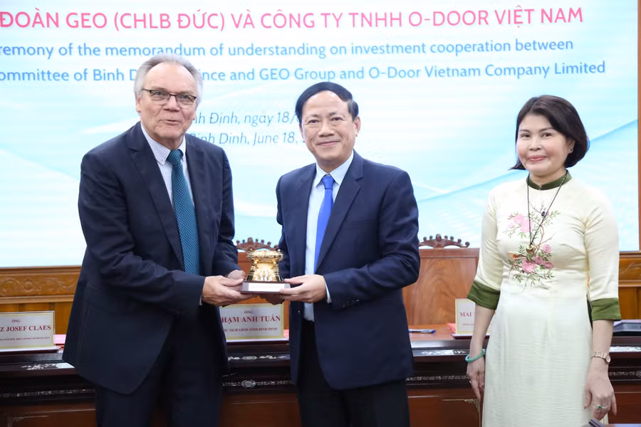 tang-qua-cho-nha-dau-tu-chlv-duc.jpg