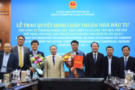Provincial leaders present the investment approval decision for the Cultural, Sports, Entertainment, and Commercial, Service, and Tourism Complex Project No. 1 in Cat Tien Commune to Blooming Sky Co., Ltd. 