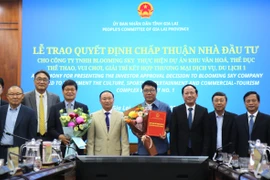 Provincial leaders present the investment approval decision for the Cultural, Sports, Entertainment, and Commercial, Service, and Tourism Complex Project No. 1 in Cat Tien Commune to Blooming Sky Co., Ltd. 