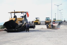 Effective disbursement of investment capital has provided momentum for contractors to accelerate the construction progress of key transportation projects. Photo: T. SY