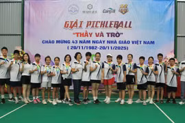 Students and teachers from Nguyen Hue Secondary School beamed with excitement as they attended the opening ceremony of the Pickleball Tournament celebrating Vietnamese Teachers' Day (November 20) at 52 Sports Stadium in Gia Lai.