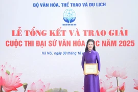 Ms. Nguyễn Thị Đông Hải, Party Cell Secretary and Acting Vice Principal of Pleiku High School, accepted the award on behalf of the school.