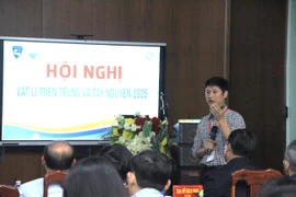 Representatives of the group of scientists present their research findings at the 2025 Central and Central Highlands Physics Conference. Photo: H.H