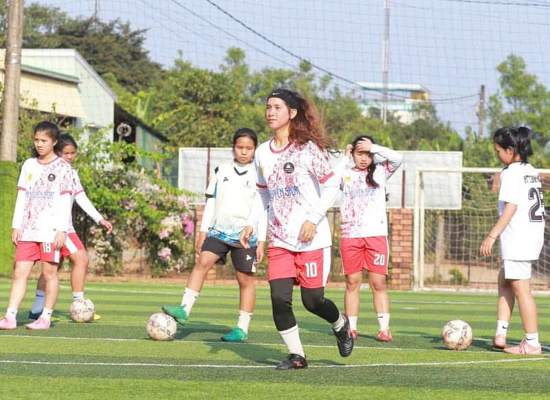 The Đak Đoa women's football team trains hard and is determined to perform well. Photo: R.P