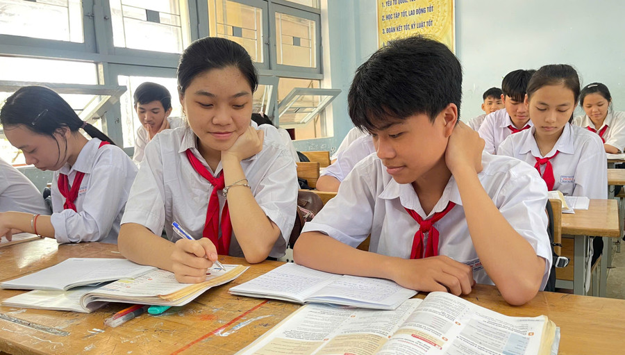 This year’s grade 10 entrance exam includes three compulsory subjects: Mathematics, Literature, and English. Photo: H.Đ