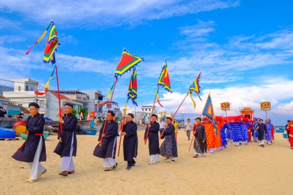 The ritual of welcoming the deities into the temple during the Thanh Minh Festival of Nhon Hai fishing village residents took place solemnly on the beach on the afternoon of February 27. Photo: Ngoc Nhuan