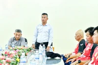 Mr. Đinh Hồng Vinh meets with staff, coaches, and players of Quy Nhơn United Football Club.