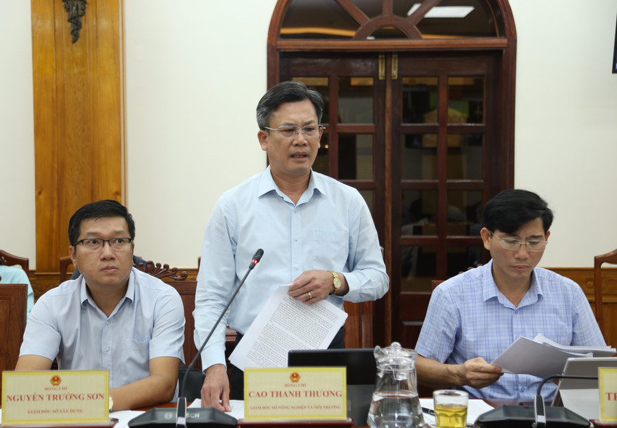 Director of the Department of Agriculture and Environment Cao Thanh Thương provided updates on the results of agricultural, forestry, and fishery production, as well as resource and environmental management. Photo: H.P