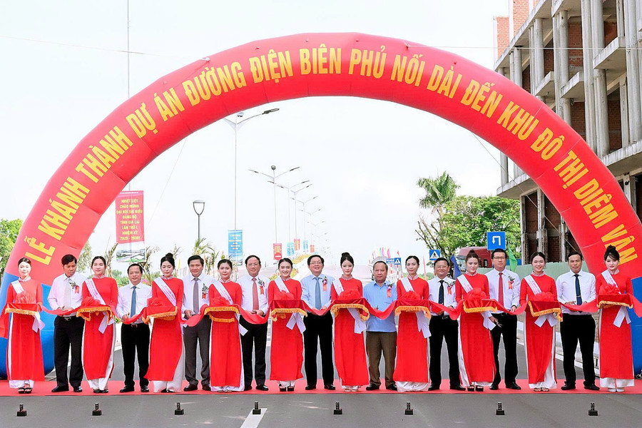 Inauguration of the extended Dien Bien Phu Road to the Diem Van Urban Area. z7064964902074-2ed497044f3f6b7e18128cf272a31fbf.jpg