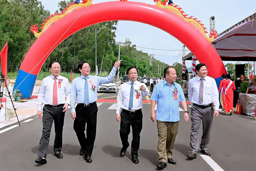 Provincial leaders visit the bypass road of Provincial Road 633, from Nui Ghenh to the coastal road (Provincial Road 639). z7065777997838-f6f876c8ce8892ef6177003ee0081ffa.jpg