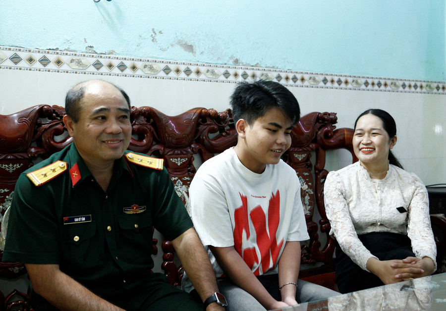 Le Quoc Quan (born 2006, from Quang Nghiep Hamlet, Tuy Phuoc Bac Commune) volunteers for military service to improve himself, considering it an honor and a source of pride. Photo: H.P mg-5468.jpg
