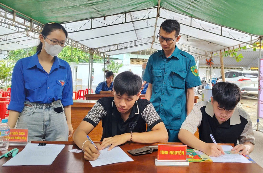 Young people in Quy Nhon Nam Ward submit volunteer applications for military service. Photo: H.P z7125069798560-b6a68073ca5636f4e1e0b91bf6335229.jpg