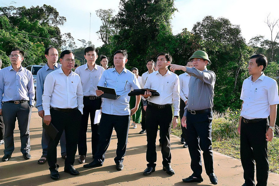 Chairman of the Provincial People's Committee Phạm Anh Tuấn (second from right) surveys the administrative center of An Toàn commune. Photo: Đức Thụy z7034427710784-5c8bd197456fa123356ff4daebad0c28.jpg
