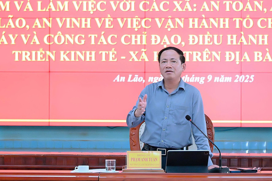 Chairman of the Provincial People's Committee Phạm Anh Tuấn speaks at the working session. Photo: Đức Thụy z7034428160661-a593975baa51f565593cbbf511b6829e.jpg