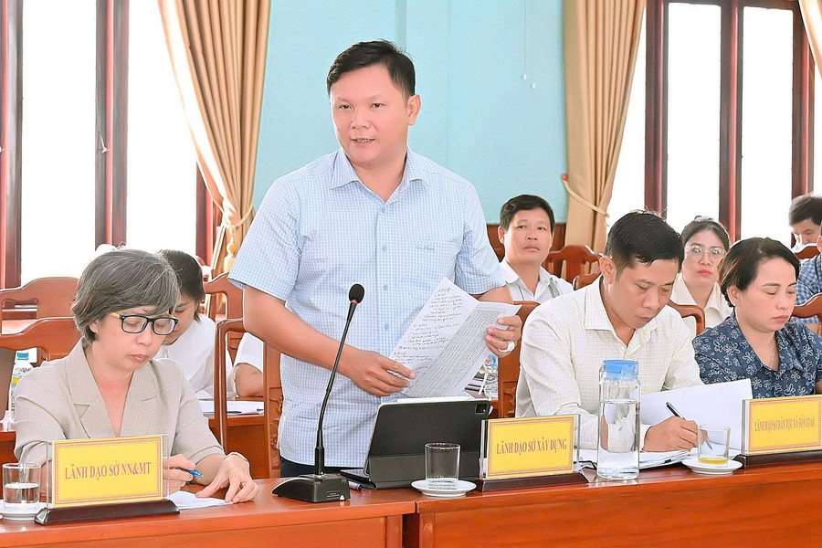 Lê Đăng Tuấn, Deputy Director of the Department of Construction, suggests that the four communes quickly finalize their local development plans. Photo: Đức Thụy z7034427792149-e4a2f200bda22549f47c6270035c47bd.jpg