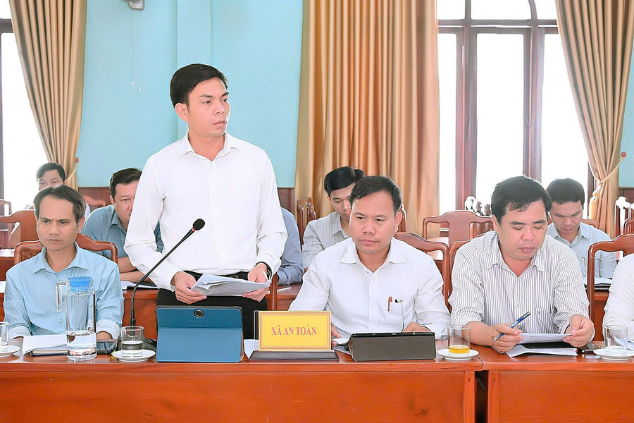 Đinh Văn Nghin, Chairman of the An Toàn Commune People's Committee, requests the upgrade of the road from An Hòa to An Toàn. Photo: Đức Thụy z7034427710730-caad6bdf685a40860b6fb7383fa5c5b1.jpg