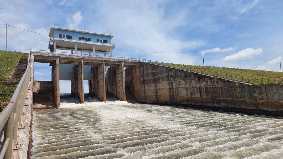 At Plei Thơ Ga reservoir (Chư Pưh commune), water has begun to overflow the free spillway. Photo: N.D ho-chua-nuoc-plei-tho-ga-xa-chu-puh.jpg