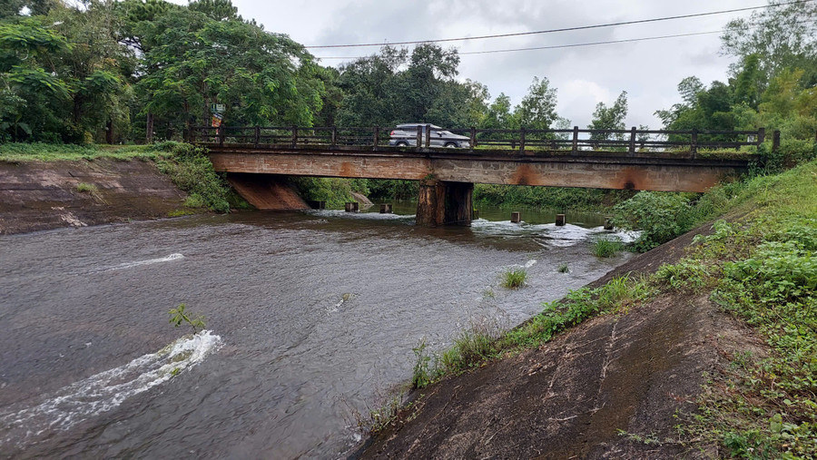 Water levels at Biển Hồ B reservoir have already overflowed the free spillway. Photo: N.D muc-nuoc-dang-binh-thuong-ho-chua-bien-ho-b-da-qua-tran-tu-do.jpg