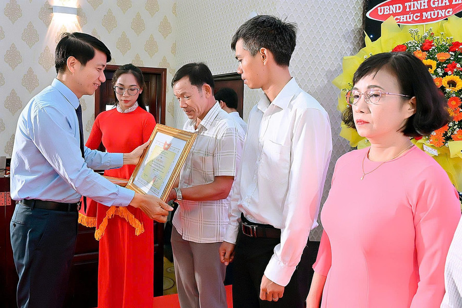 Nguyễn Ngọc Lương, Chairman of the Provincial Vietnam Fatherland Front Committee, presents certificates of merit to exemplary individuals in the patriotic emulation movement for 2020–2025. Photo: Đức Thụy z7024125531145-33d79083026928693e1f413e98b86edc.jpg