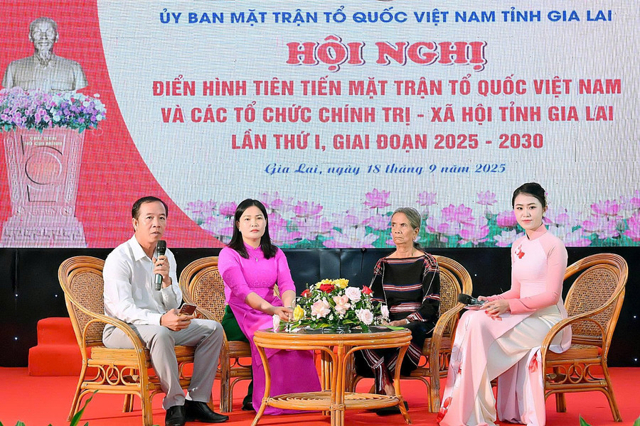 Exemplary individuals share experiences at the Conference. Photo: Đức Thụy z7024125025741-7ed351bd0a699d00de64fd6b12b20cb0.jpg