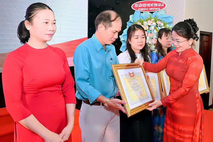 Nguyễn Thị Phong Vũ, Head of the Provincial Party Committee’s Propaganda and Mass Mobilization Commission, presents certificates of merit to exemplary individuals in the patriotic emulation movement for 2020–2025. Photo: Đức Thụy z7024125588358-ec2e97f9392e03dc1858e90d6e46de1d.jpg