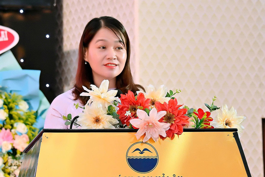 Huỳnh Thị Bích Trang, Chairwoman of the Vietnam Fatherland Front Committee of Bồng Sơn ward, delivers a speech in support of the emulation movement. Photo: Đức Thụy z7024126782374-ff9eeb44a1c9175cb7f26ec5f9c2a74c.jpg