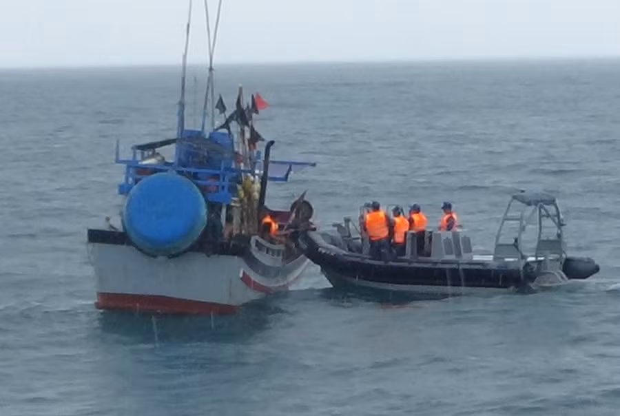 Border Guard forces approach a violating fishing vessel. Photo: ĐVCC