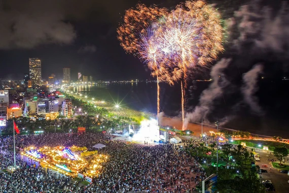 The festive atmosphere and spectacular fireworks displays welcomed the Year of the Horse 2026 during art programs held at Dai Doan Ket Square (Pleiku Ward) and Nguyen Tat Thanh Square (Quy Nhon Ward) on New Year's Eve, February 16.