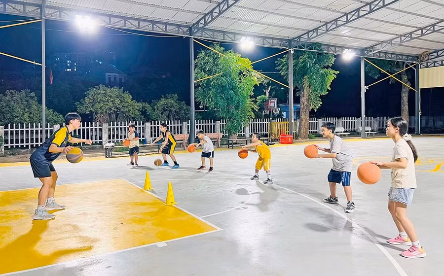 The Basketball Club (under the Provincial Youth Activity Center) maintains activities to help children improve their health and agility. Photo: M.N