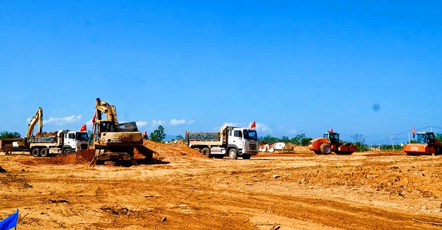 Contractors drilling bored piles and casting beams at Sông Côn Bridge. Photo: Tín Phan