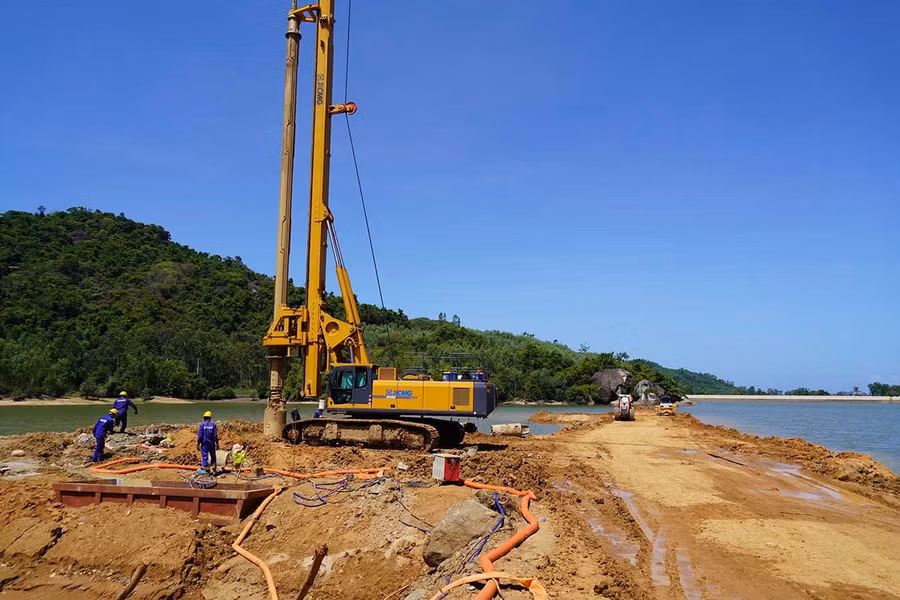 Bored pile construction for Hoc Nhan Lake Bridge, part of the road connecting the North-South Expressway to Phu My IP and Phu My Port.
