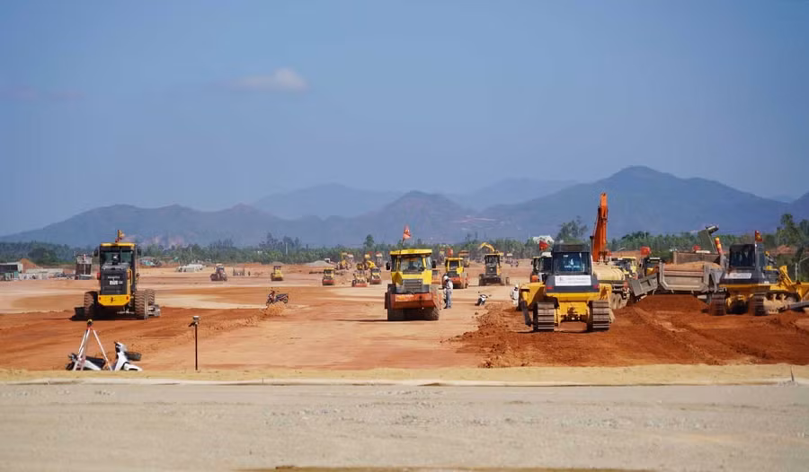 Focused construction of Runway No. 2 at Phu Cat Airport. Photo: N.Hân