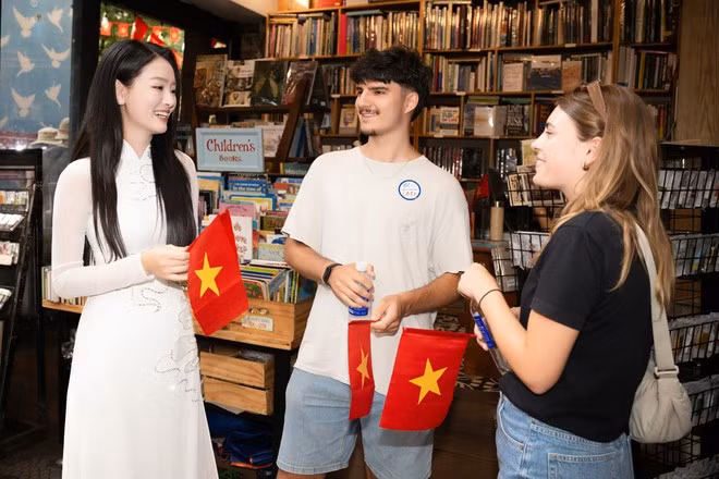International tourists were presented with the red flag with a yellow star while visiting Ho Chi Minh City at the end of April. (Photo: Contributor/Vietnam+)