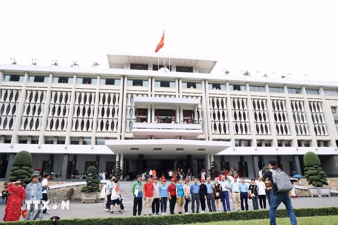 Tourists visit the Independence Palace, a national special relic and a popular tourist attraction in Ho Chi Minh City. (Photo: Hong Dat/Vietnam News Agency)